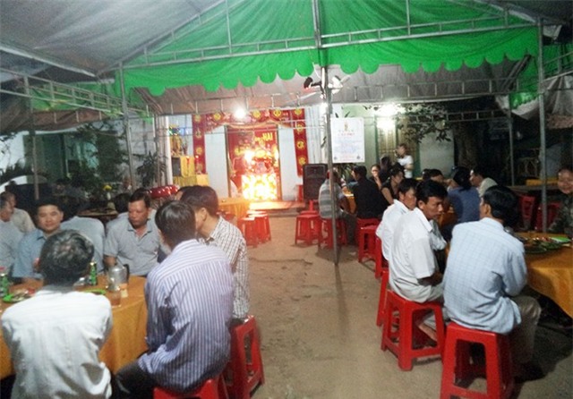 Chồng đâm vợ gục trong phòng ngủ rồi ra vườn treo cổ