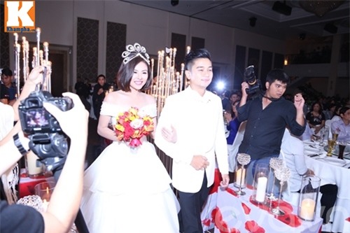 van trang dam duoi hon chong thieu gia trong tiec cuoi - 1