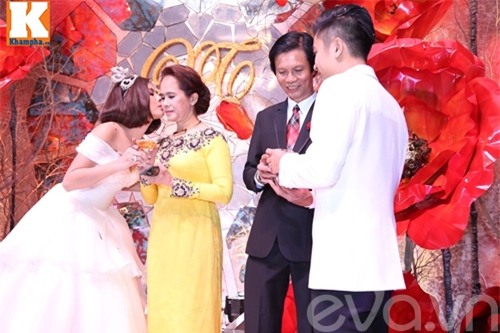 van trang dam duoi hon chong thieu gia trong tiec cuoi - 10