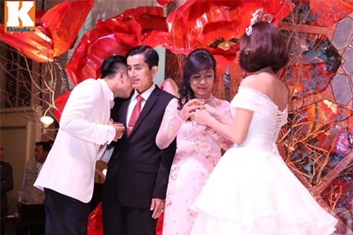 van trang dam duoi hon chong thieu gia trong tiec cuoi - 11