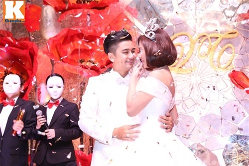 van trang dam duoi hon chong thieu gia trong tiec cuoi - 12