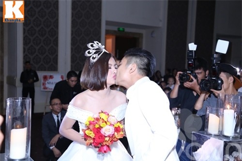 van trang dam duoi hon chong thieu gia trong tiec cuoi - 15