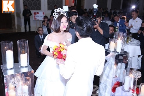 van trang dam duoi hon chong thieu gia trong tiec cuoi - 16