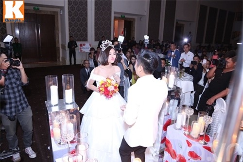 van trang dam duoi hon chong thieu gia trong tiec cuoi - 17