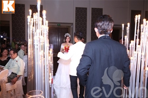 van trang dam duoi hon chong thieu gia trong tiec cuoi - 18