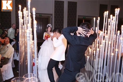 van trang dam duoi hon chong thieu gia trong tiec cuoi - 19