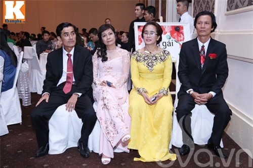 van trang dam duoi hon chong thieu gia trong tiec cuoi - 21