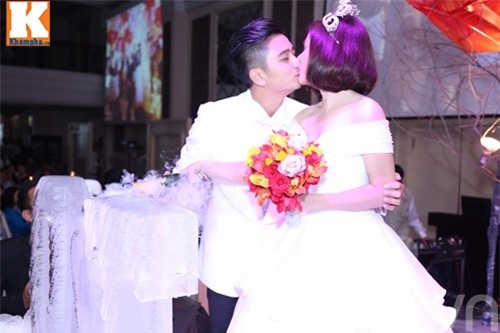 van trang dam duoi hon chong thieu gia trong tiec cuoi - 4