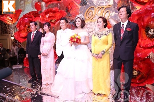 van trang dam duoi hon chong thieu gia trong tiec cuoi - 5