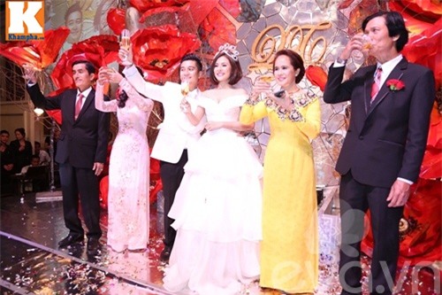 van trang dam duoi hon chong thieu gia trong tiec cuoi - 7