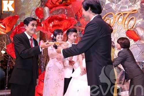 van trang dam duoi hon chong thieu gia trong tiec cuoi - 8