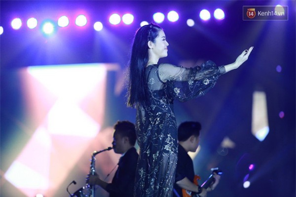 Sơn Tùng M-TP nhảy tưng tưng như đứa trẻ sau khi song ca với Thu Phương - Ảnh 4.