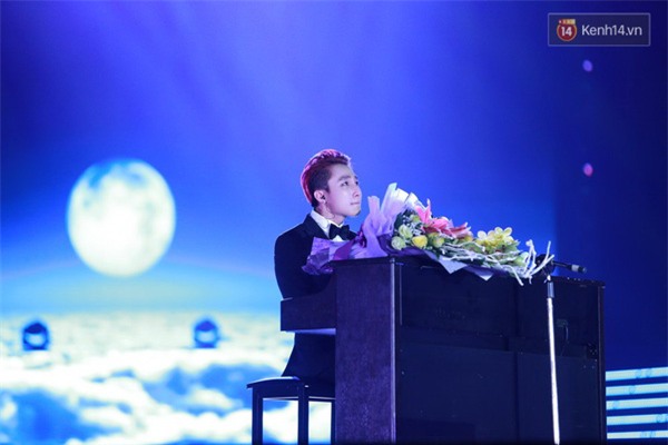 Sơn Tùng M-TP nhảy tưng tưng như đứa trẻ sau khi song ca với Thu Phương - Ảnh 6.