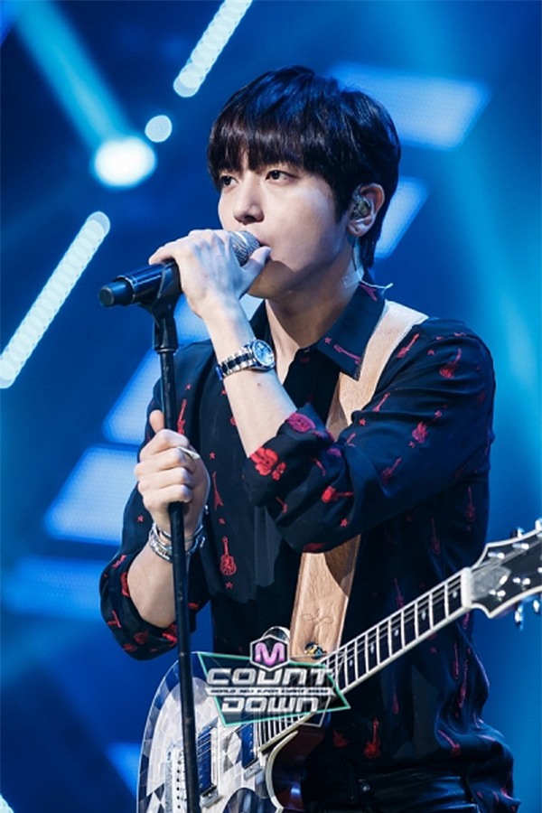 Lại chết ngất với list đồ hiệu Sơn Tùng tự mix cho liveshow tại Hà Nội - Ảnh 3.