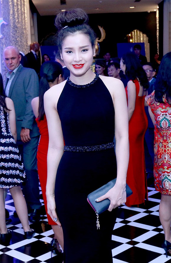 Hoa hậu Hương Giang Diễm Hương kẻ chín lạng người nửa cân 8