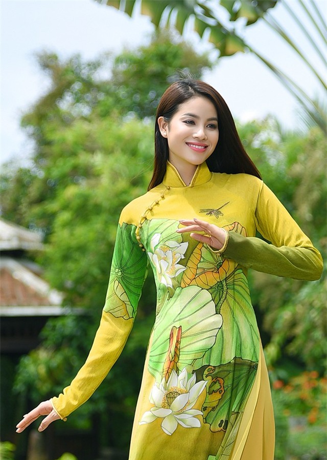 Phạm Hương duyên dáng áo dài họa tiết hoa sen
