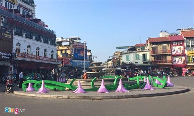 Tháo dỡ đài hoa lạ gây tranh cãi ở Hà Nội