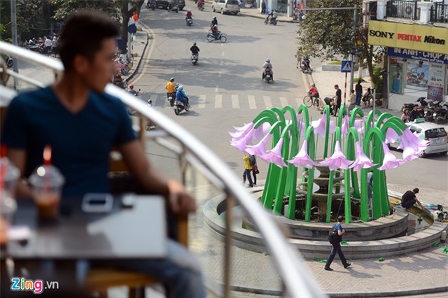 Tháo dỡ đài hoa lạ gây tranh cãi ở Hà Nội