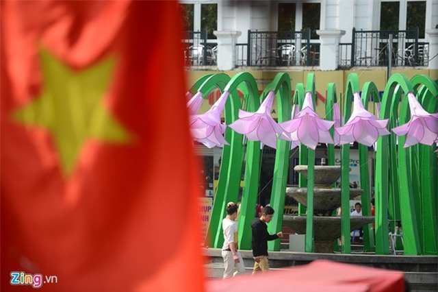 Tháo dỡ đài hoa lạ gây tranh cãi ở Hà Nội