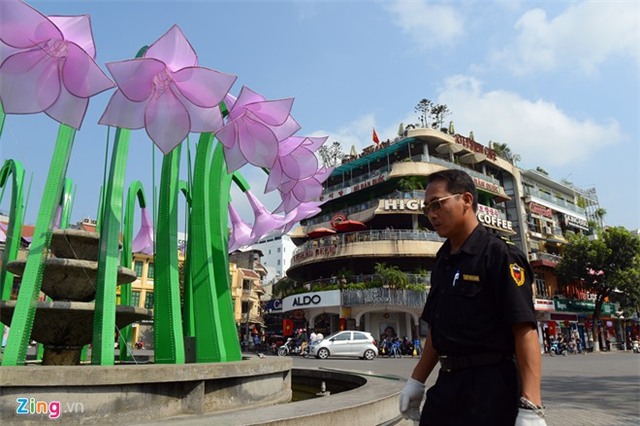 Tháo dỡ đài hoa lạ gây tranh cãi ở Hà Nội