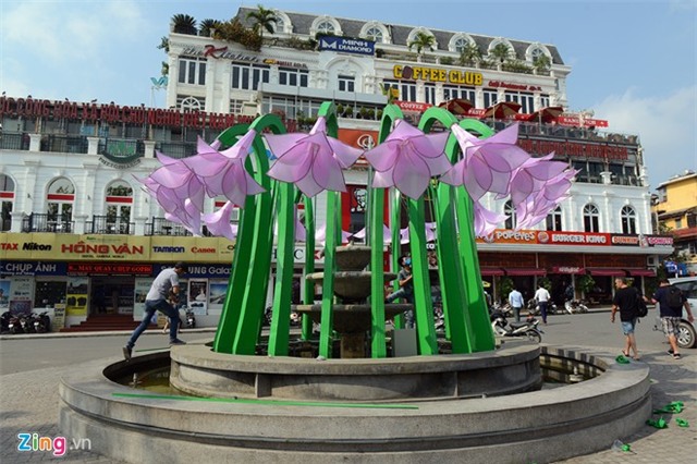 Tháo dỡ đài hoa lạ gây tranh cãi ở Hà Nội