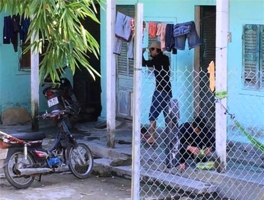 Hai nam thanh niên trong nhóm chăn dắt người khuyết tật ở số 30 đường Nguyễn Hữu Cảnh, thành phố Huế.