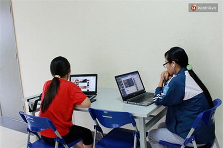 Các phòng khác, thay vì lên mạng đọc sách, báo hoặc tìm kiếm những thứ hữu ích, các nữ sinh này chỉ nghe nhạc và dạo Faceboook.