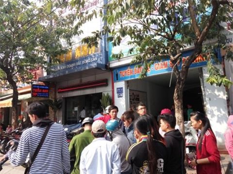 Den doi tien cong ty gioi thieu viec lam, nam sinh vien bi danh vo dau