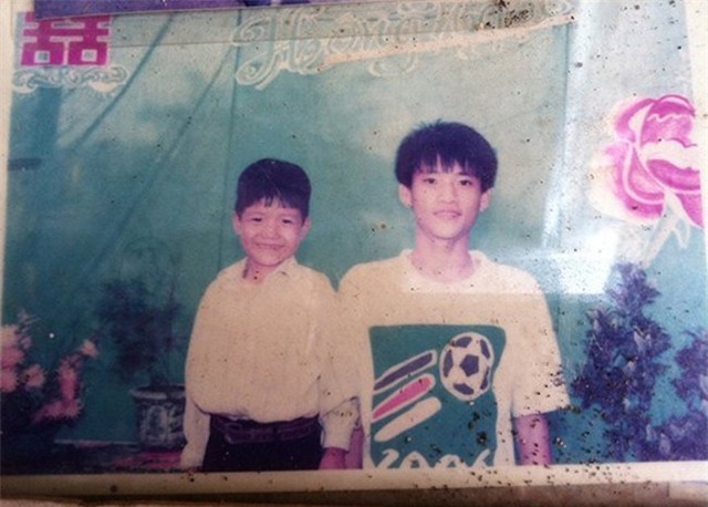 Công Vinh, Công Vinh - Thủy Tiên, tiền đạo xứ Nghệ, Công Vinh và tuổi thơ nghèo khó