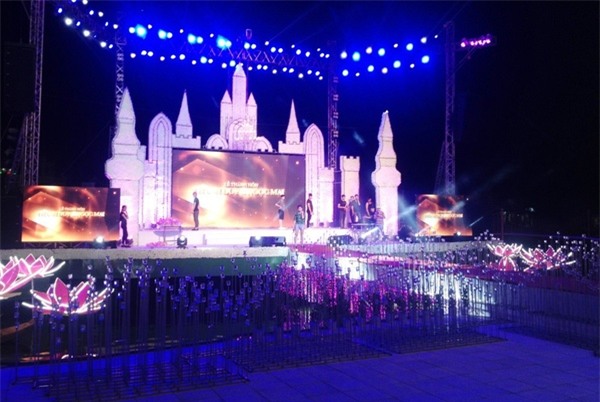 Đại gia Cà Mau chi trên 10 tỷ cho tiệc cưới con gái, cải tạo cả hồ thành 'đảo uyên ương'