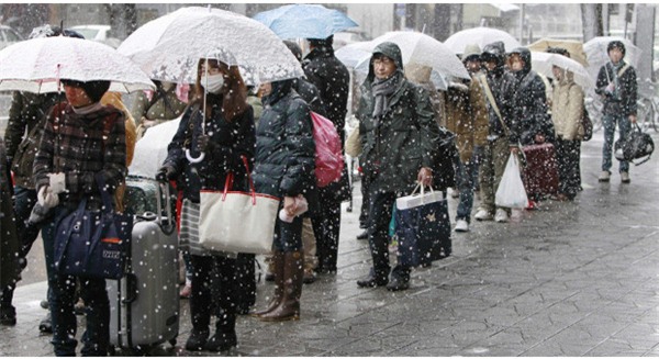 Vì sao người Nhật vui vẻ xếp hàng bất kể lễ hội hay thảm họa?