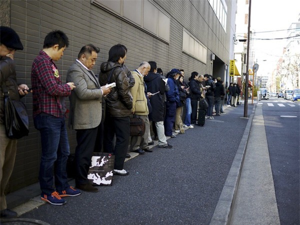 Vì sao người Nhật vui vẻ xếp hàng bất kể lễ hội hay thảm họa?