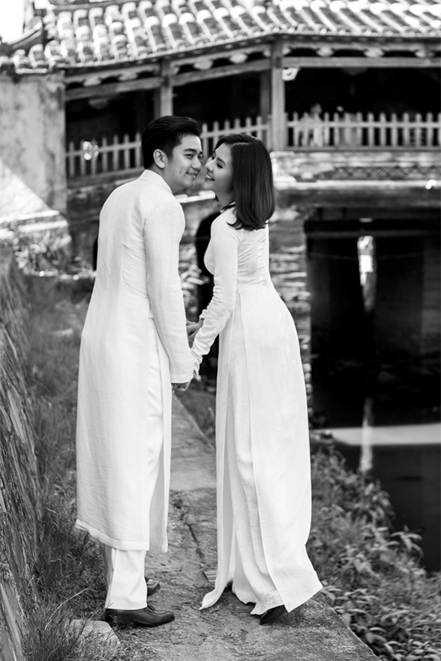 Vợ chồng Vân Trang tình tứ ở Hội An