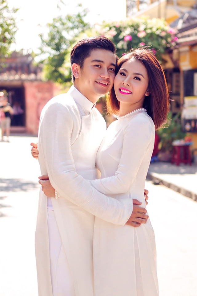 Vợ chồng Vân Trang tình tứ ở Hội An