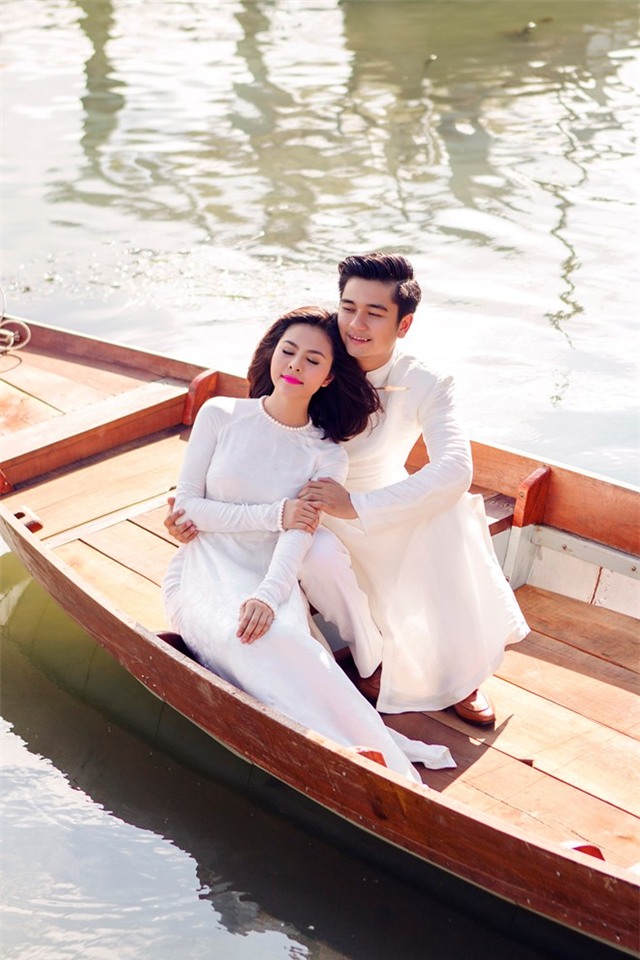 Vợ chồng Vân Trang tình tứ ở Hội An