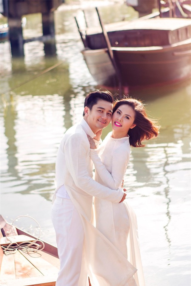 Vợ chồng Vân Trang tình tứ ở Hội An