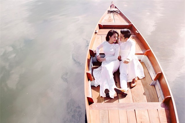 Vợ chồng Vân Trang tình tứ ở Hội An