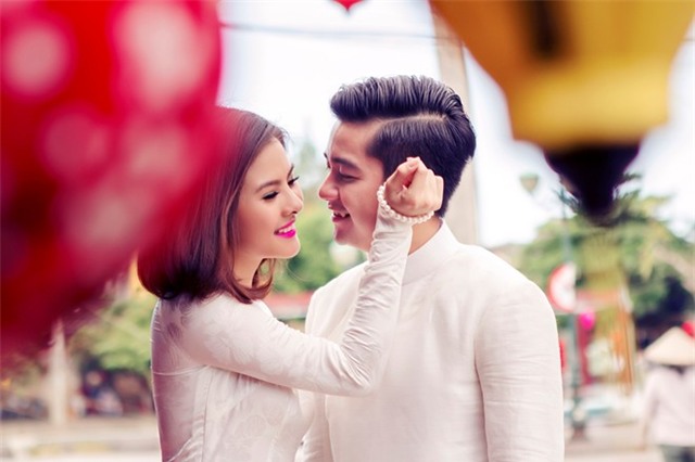 Vợ chồng Vân Trang tình tứ ở Hội An