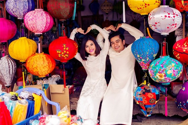 Vợ chồng Vân Trang tình tứ ở Hội An