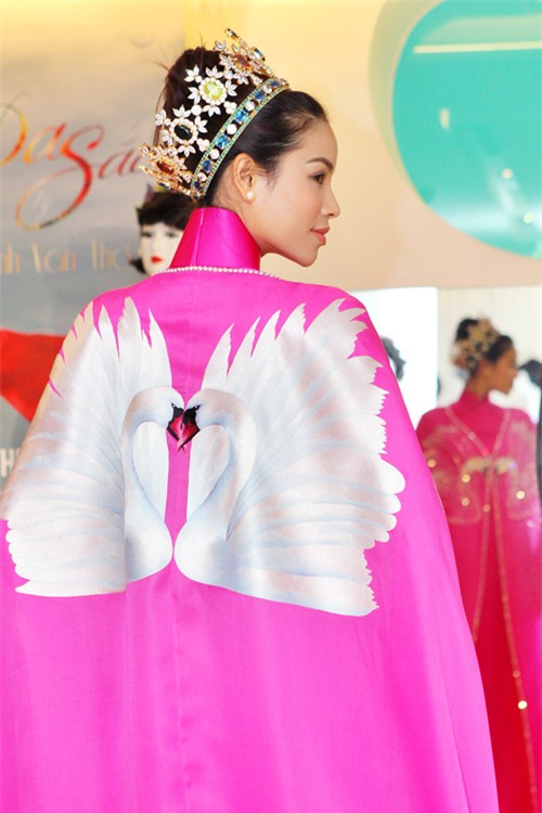 pham-huong-long-lay-voi-ao-dai-thien-nga-9