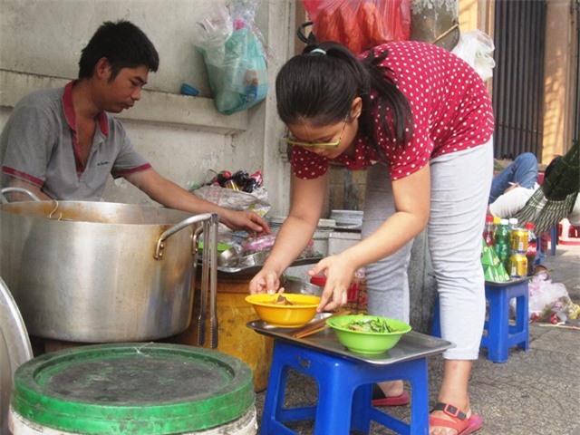 cam dong be 12 tuoi nghi hoc kiem tien chua ung thu cho me - 1