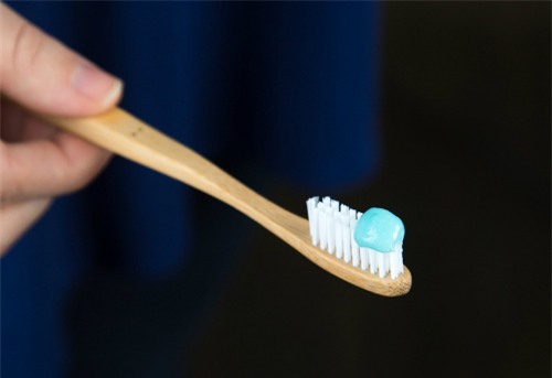 tac hai ghe gom khi dung nhieu kem danh rang - 2