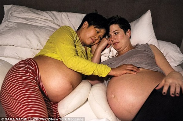 Cặp đôi đồng tính nữ cùng mang bầu và sinh con - Ảnh 1.