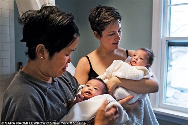 Cặp đôi đồng tính nữ cùng mang bầu và sinh con - Ảnh 3.