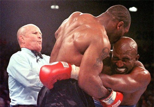 Vụ bê bối lớn nhất là hành động cắn vào tai đối thủ - võ sĩ Evander Holyfield trong trận đấu năm 1997. Mặc dù sau đó có lên tiếng xin lỗi nhưng chính Mike Tyson đã “lật mặt” và khẳng định lời xin lỗi đó của mình không hề có chút chân thành nào.