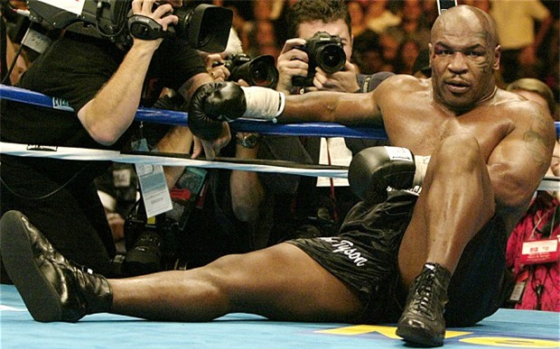 Trong cuộc sống gia đình, Mike Tyson cũng không phải là người chồng tốt khi thường xuyên đánh đập, bạo lực gia đình với người vợ cũ Robin Givens. Robin cho biết cuộc sống của cô luôn đối mặt với những trận bạo hành.