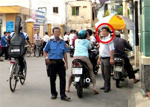 Ông T.T.B - giám thị gạ nữ sinh 'đổi tình lấy điểm' (khoanh tròn đỏ). Ảnh: Thanh niên