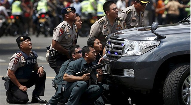 Cảnh sát Indonesia có mặt tại hiện trường vụ nổ. Ảnh: Reuters