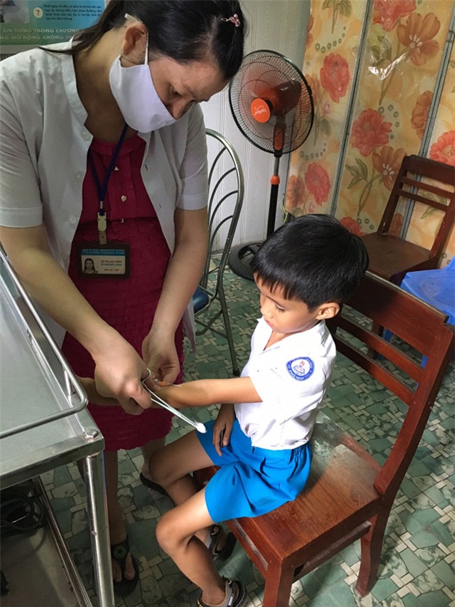 Chó điên chạy vào trường cắn hàng loạt học sinh ở Quảng Ngãi