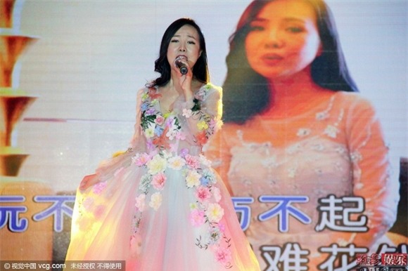 Can Lộ Lộ diện váy diêm dúa chèn ép vòng một gây chú ý tại sự kiện 10